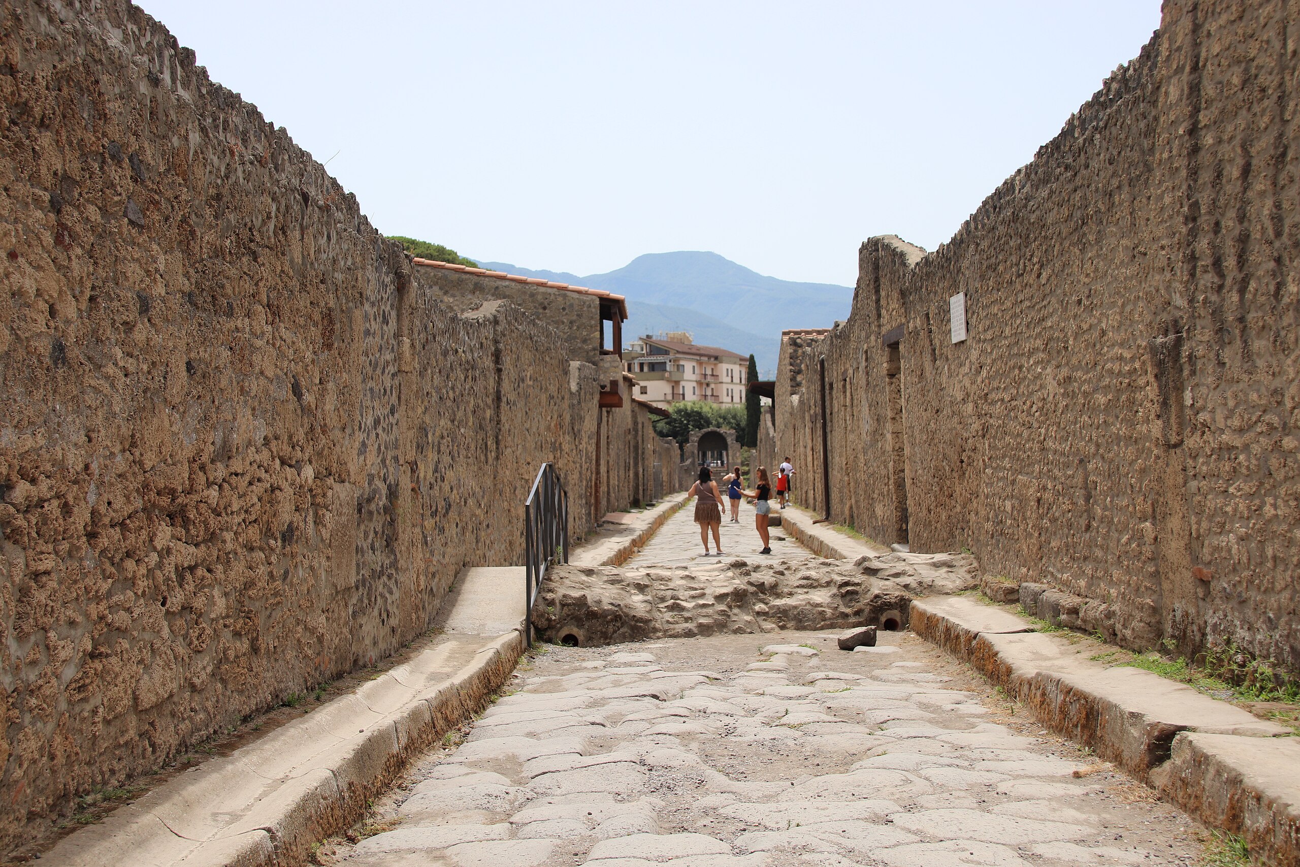 2560px-Pompeii%2C_Via_di_Nocera_in_SE_direction_%2848443078792%29.jpg