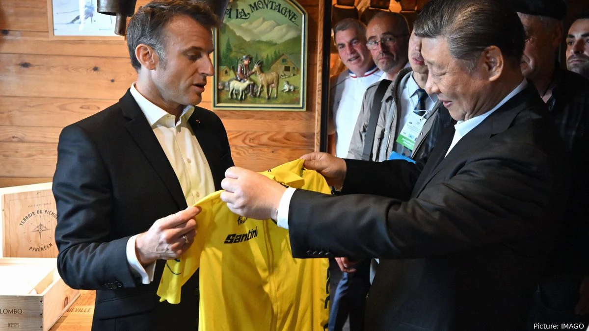 president-xi-of-china-gets-a-yellow-jersey-on-the-Tourmalet-2024.webp