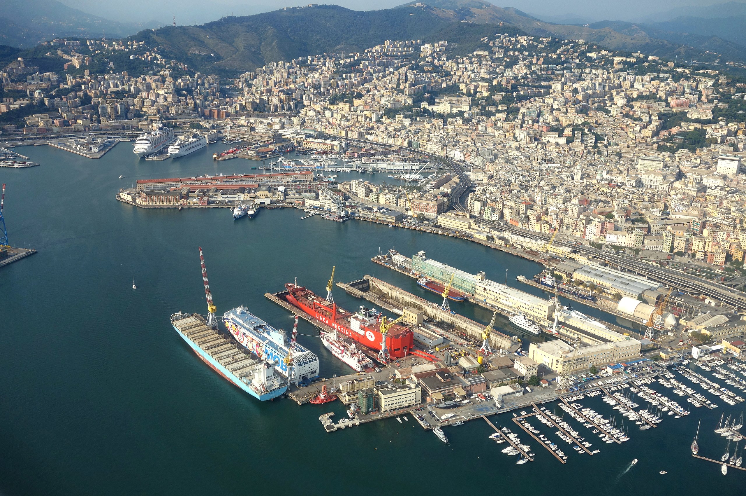 2560px-Aerial_view_-_Harbour_of_Genoa%2C_Italy_-_DSC01156.JPG