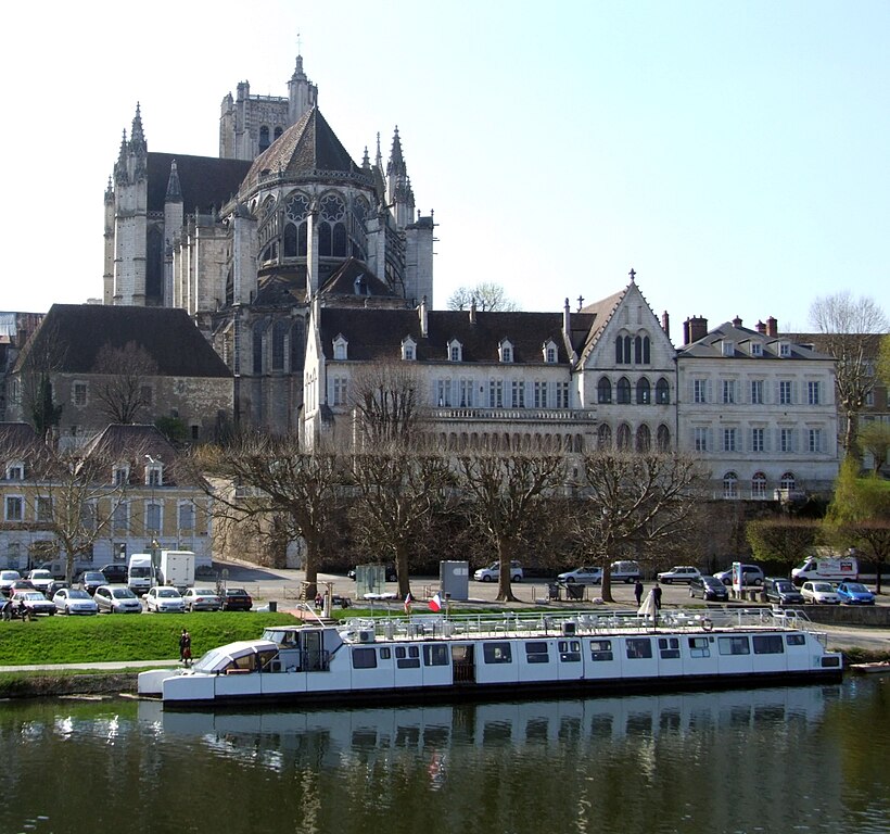 820px-Auxerre_-_Cathedrale_Saint-Etienne_-_03.jpg