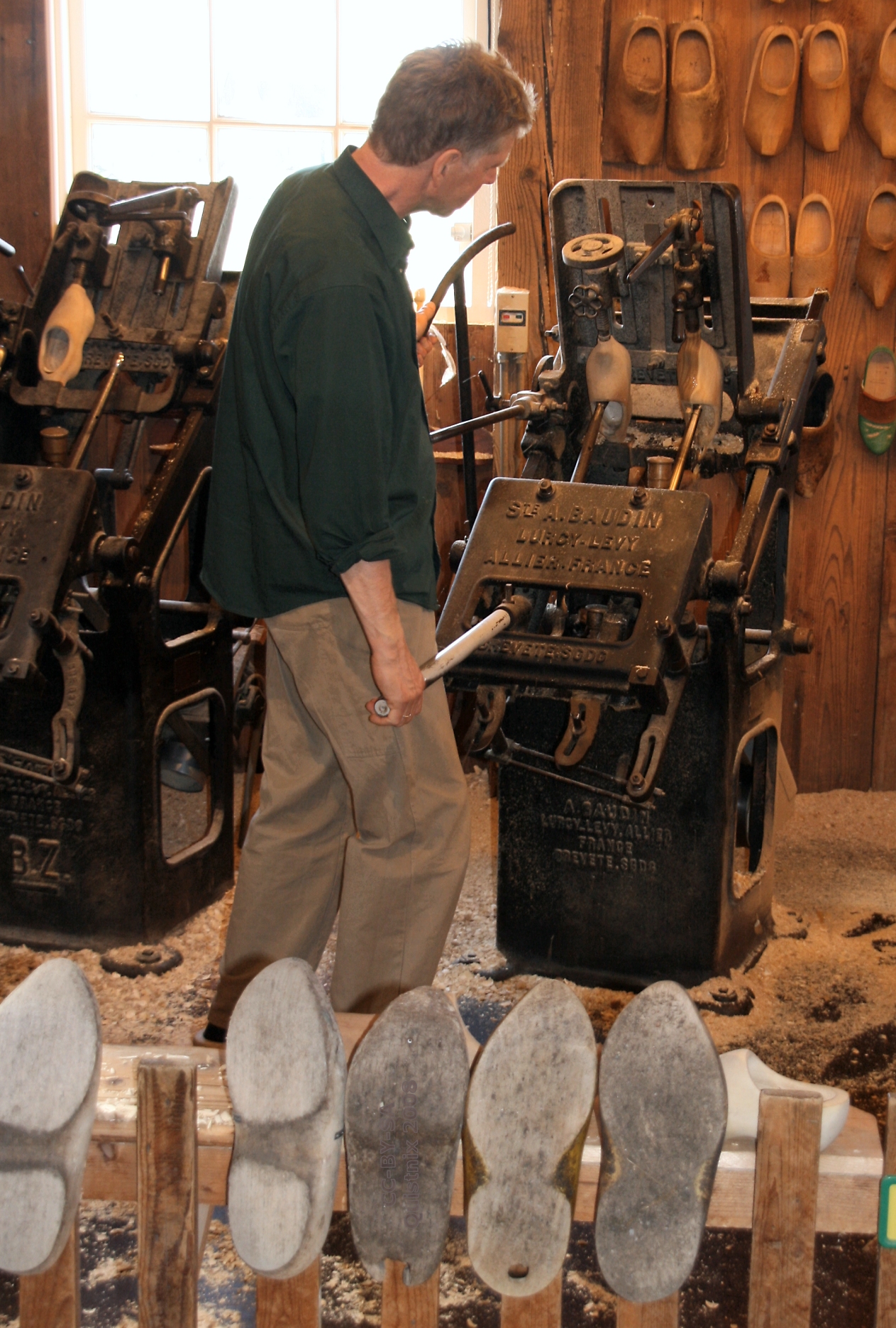 Klompenfabricage_machinaal_binnenkant.jpg