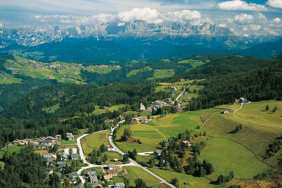 petersberg-bei-deutschnofen-mit-rosengarten,834910660.jpg