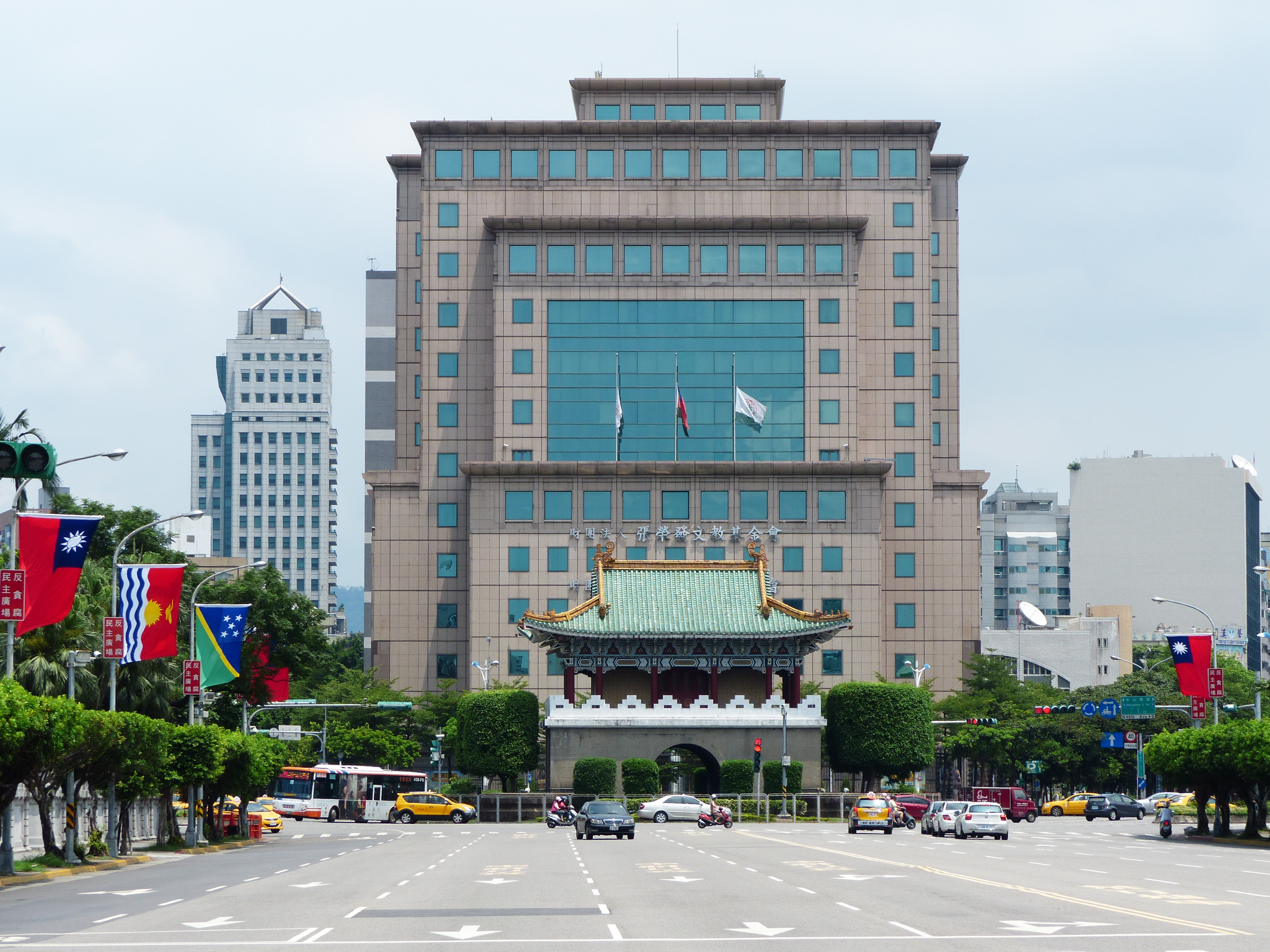 Front_View_of_East_Gate_of_Taipei_City_and_Evergreen_Maritime_Museum_20140806.jpg