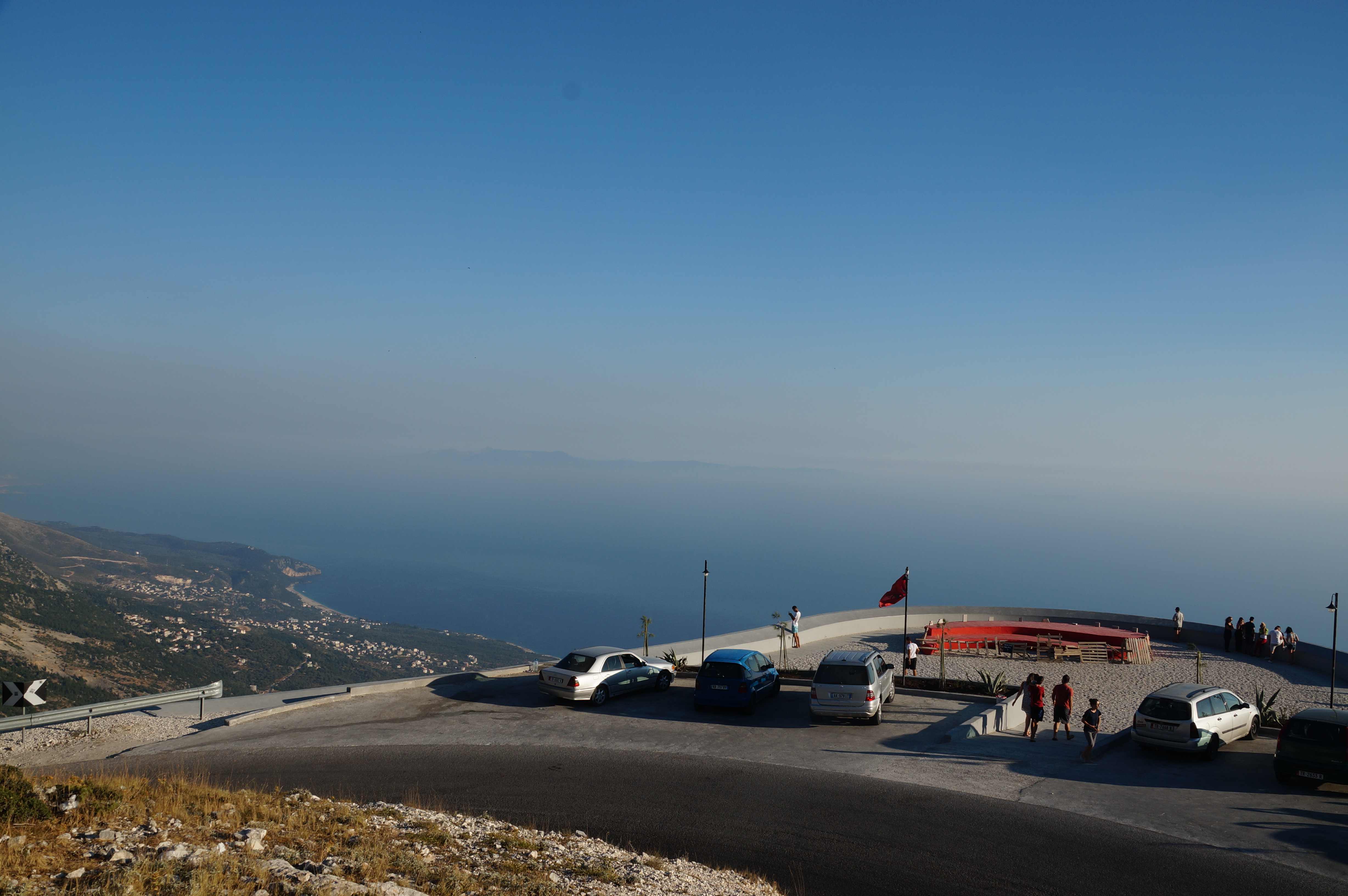 Llogara_Viewing_platform_from_above.JPG