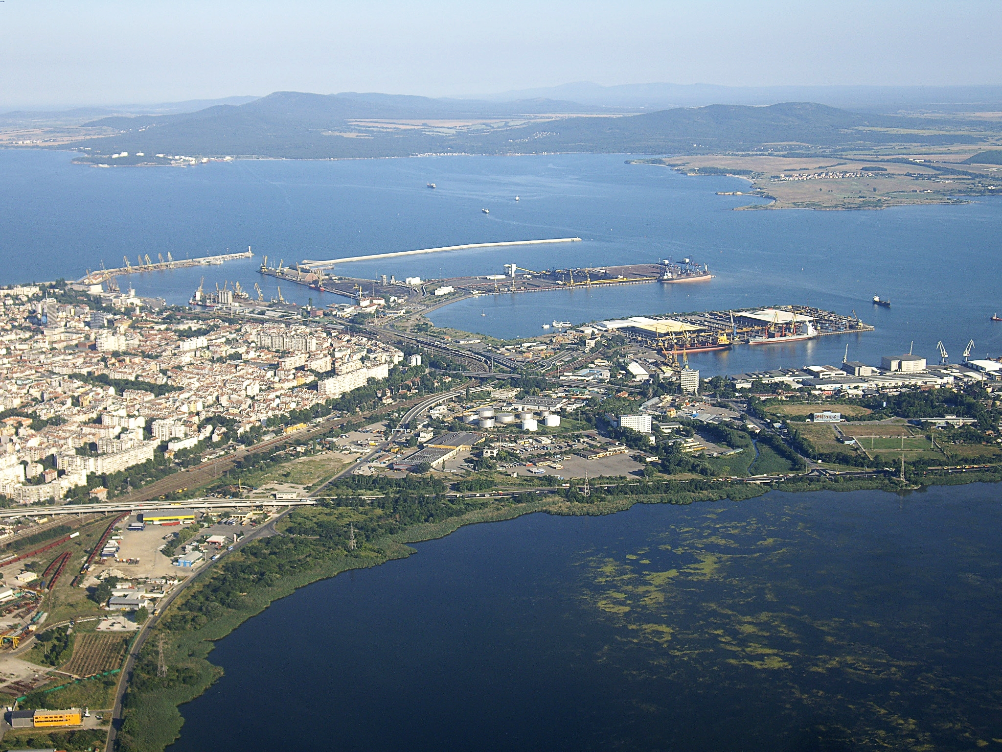 Burgas_Juni2012_Hafen_und_der_Burgas-See.JPG