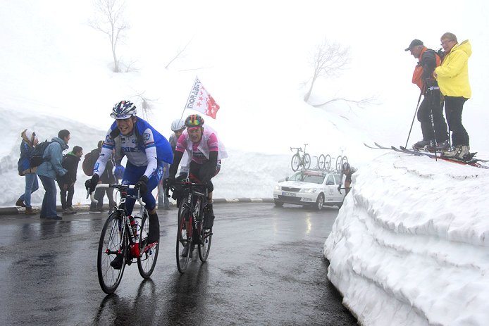 2013_tour_de_romandie_stage4_snow_skiers.jpg