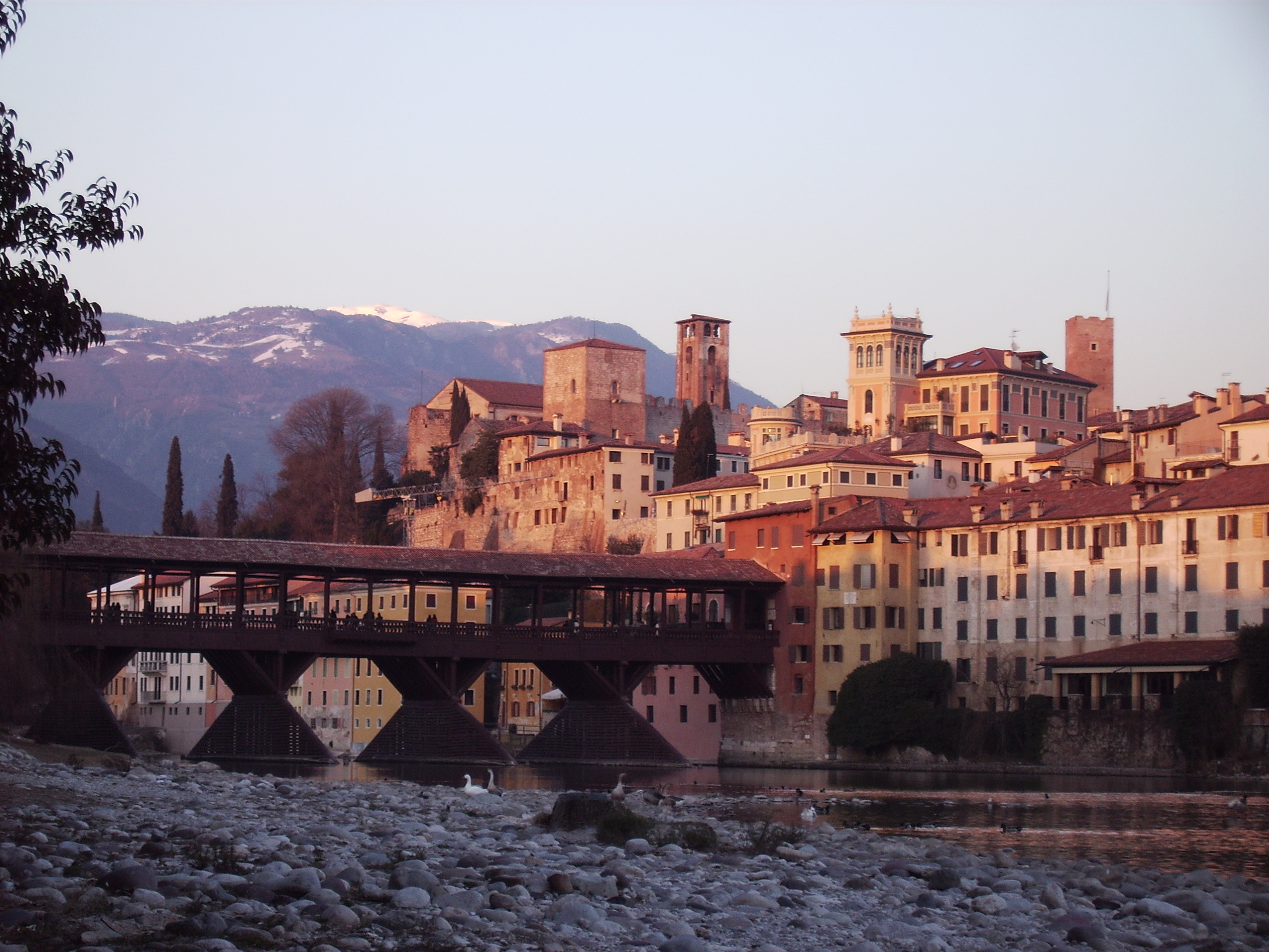 Bassano_del_Grappa_overview_02.jpg