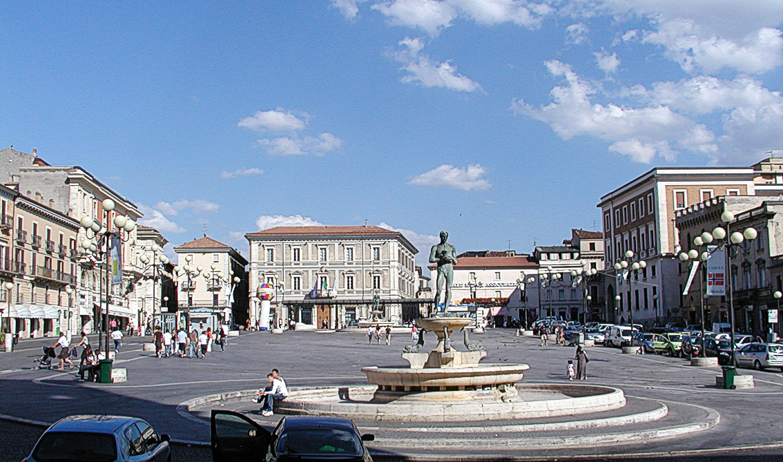 L'Aquila_Piazza_del_Duomo_2007_by-RaBoe.jpg