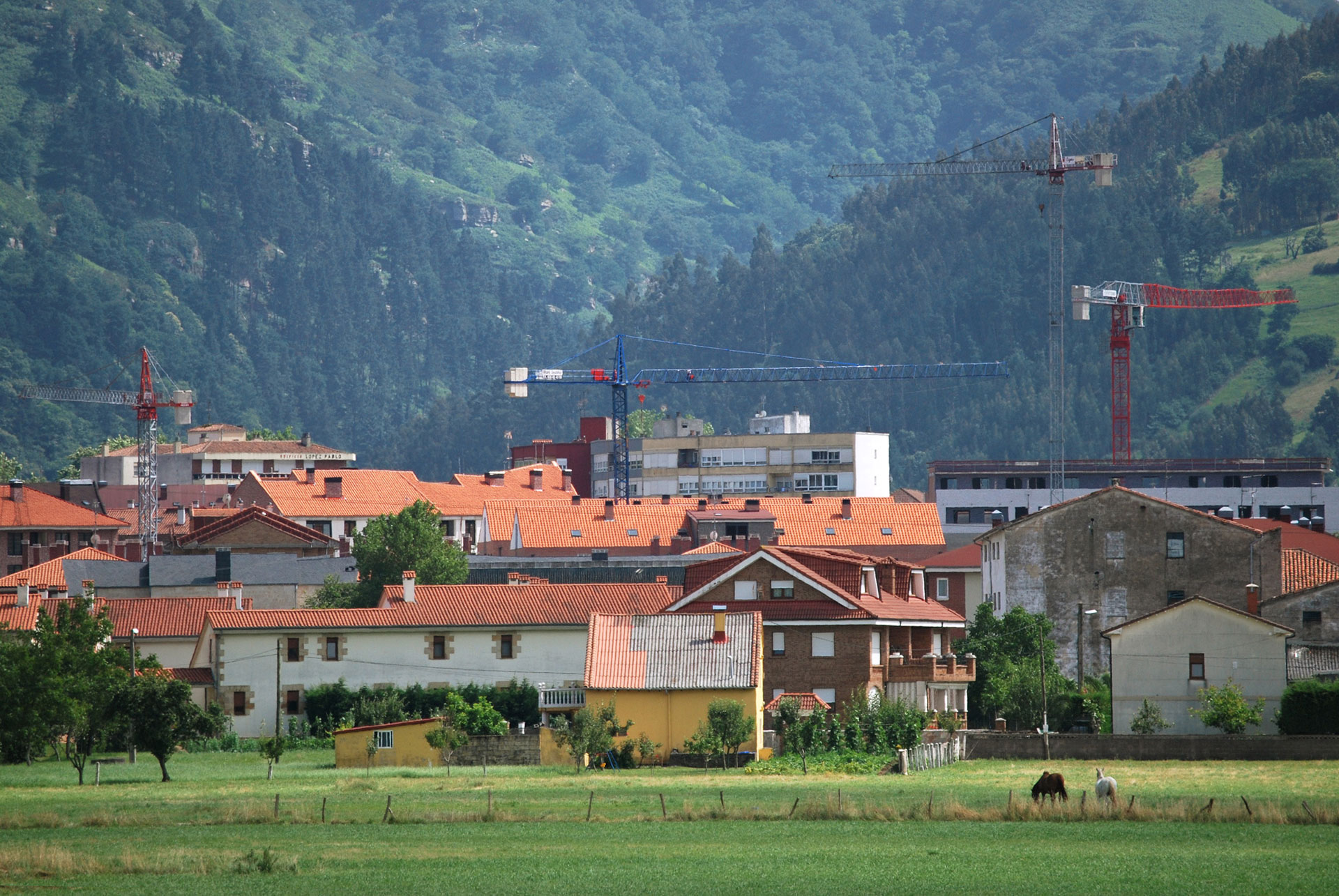 Los_Corrales_de_Buelna_-_panoramio_%281%29.jpg