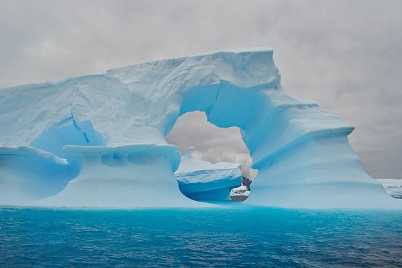 2014-4-9-Iceberg-Graveyard.jpg
