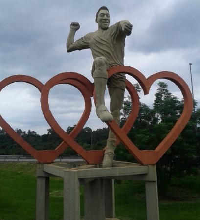 pele-monument.jpg