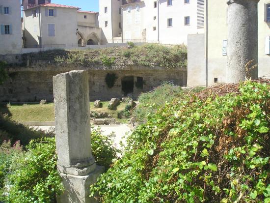 roman-amphitheater-ruins.jpg