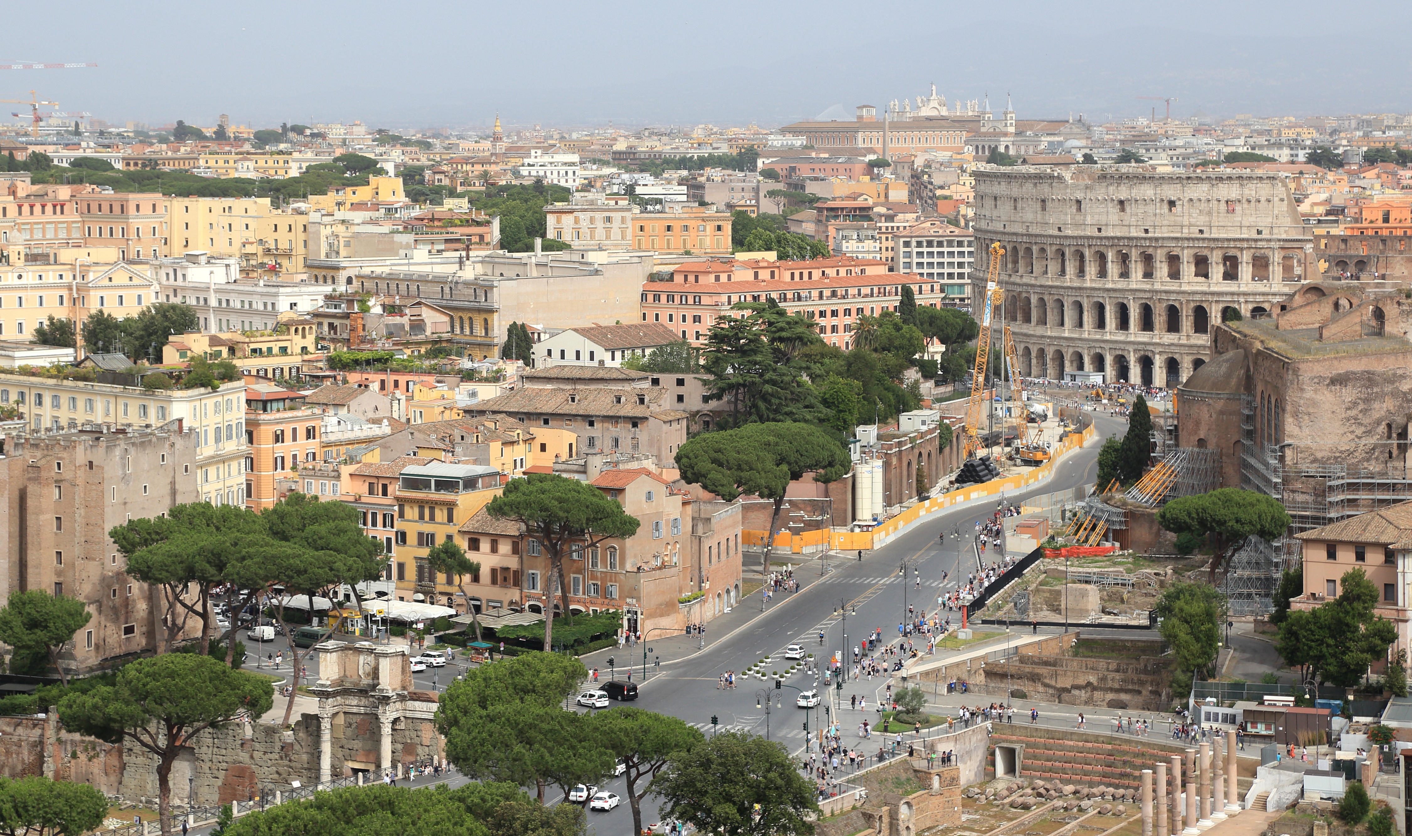 Via_dei_Fori_Imperiali_Roma_20160616.jpg