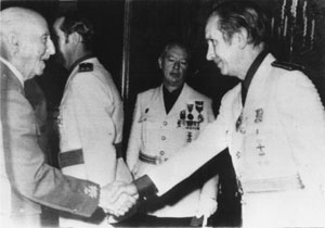 7241_samaranch-franco-handshak.jpg