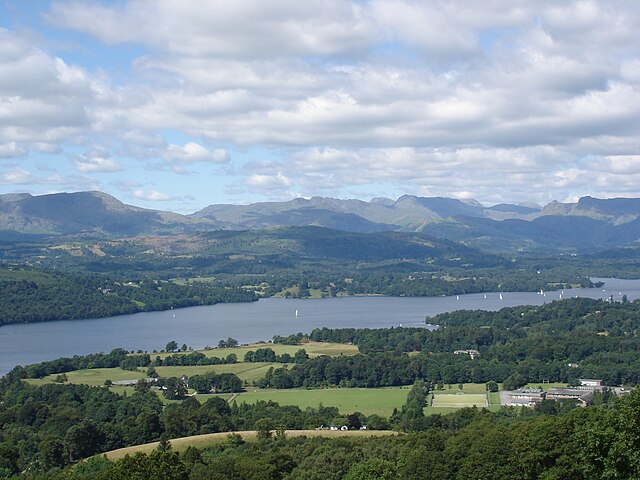 640px-Windermere_Lake_District_from_hill.JPG