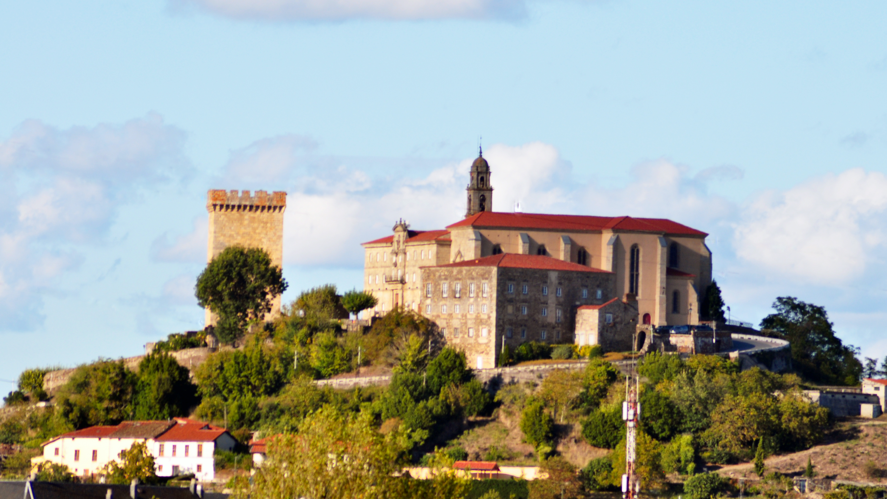 Castillo_de_Monforte_de_Lemos.jpg
