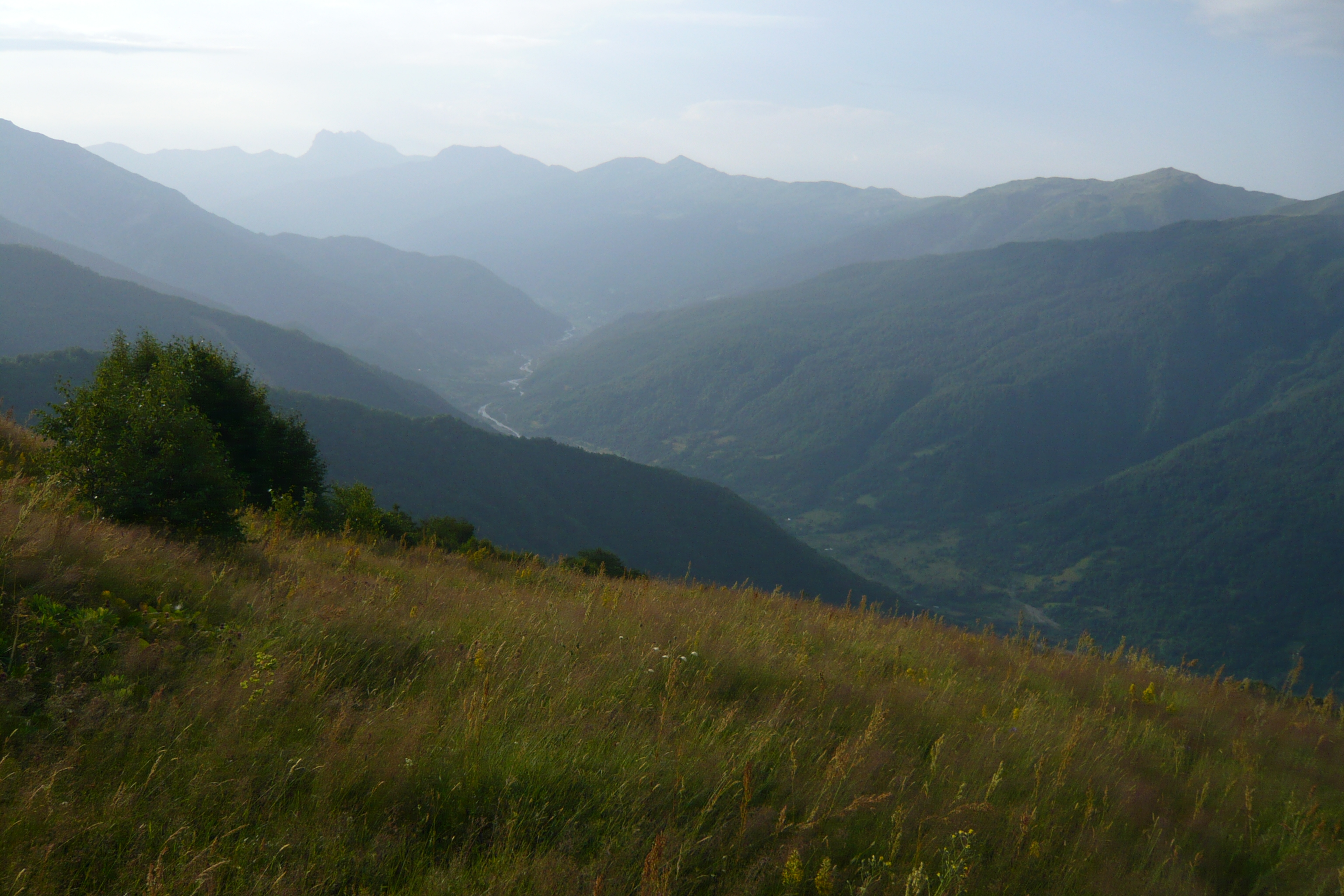 Tskhenistsqali_valley_near_Mami.JPG