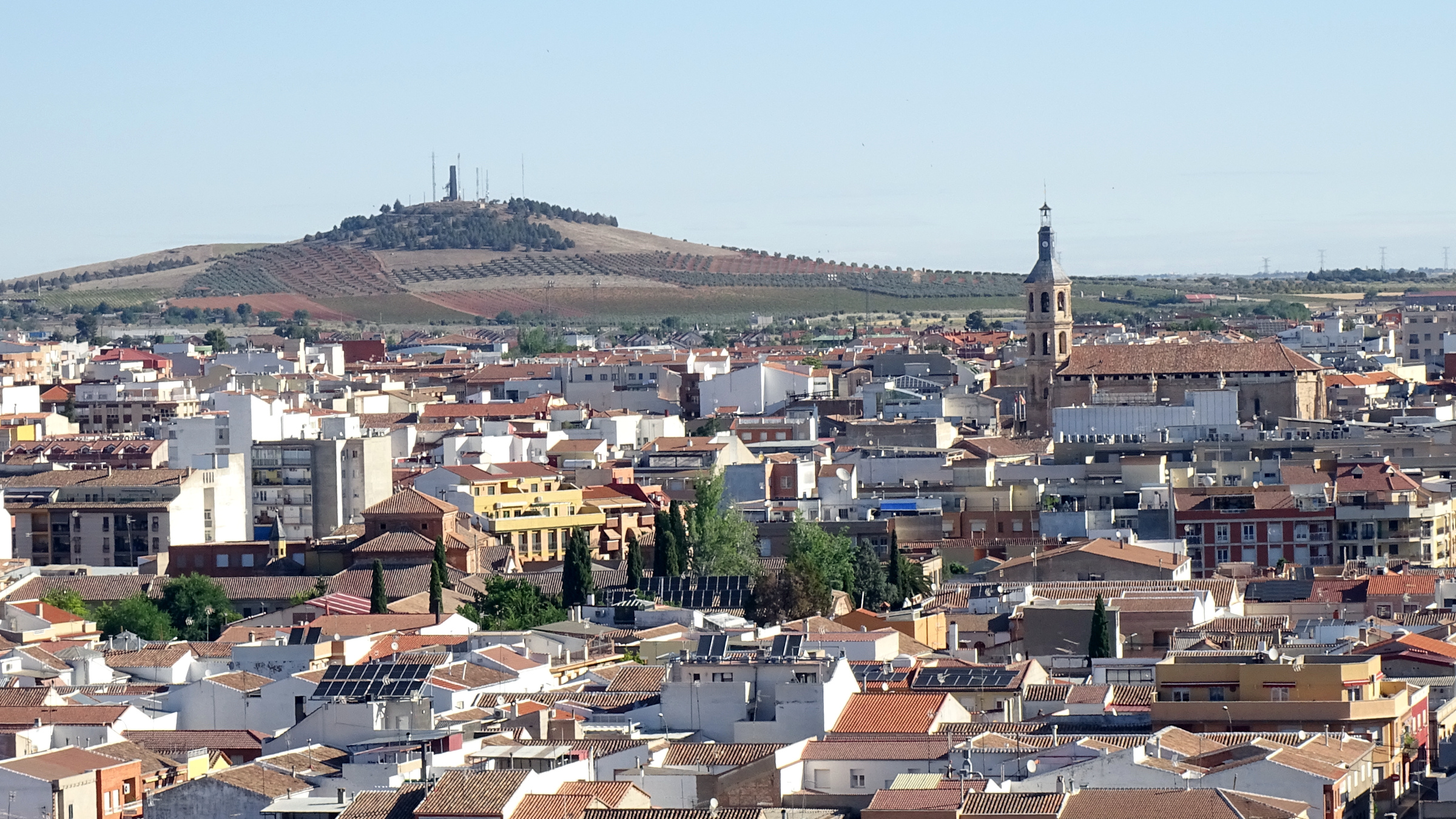 Vista_de_Valdepe%C3%B1as_%28Ciudad_Real%29.jpg