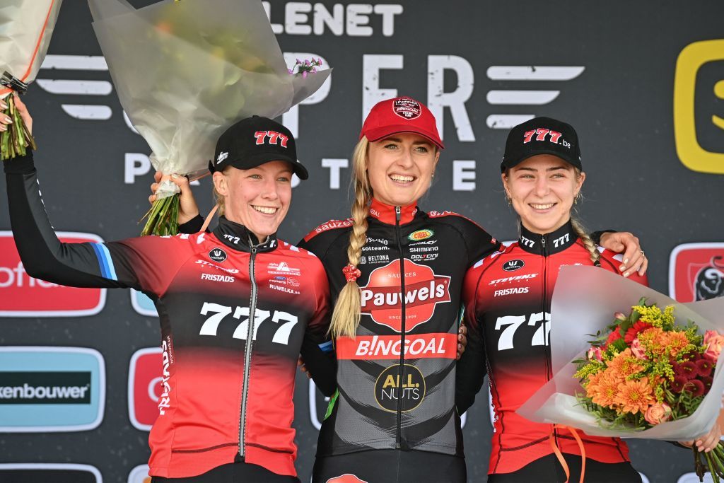 www.cyclingnews.com