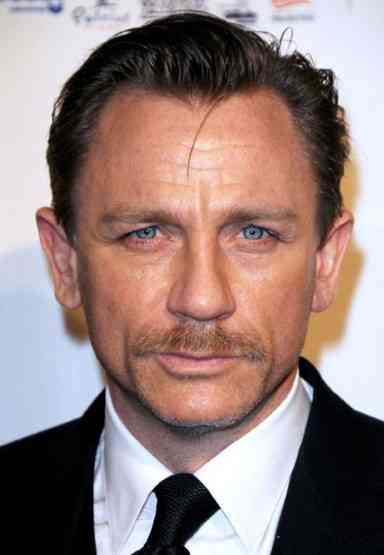 danielcraigfrontpi_2382299a.jpg