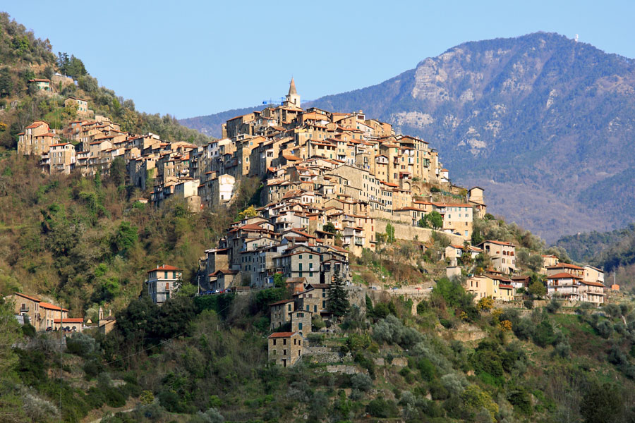 Apricale_panorama.jpg