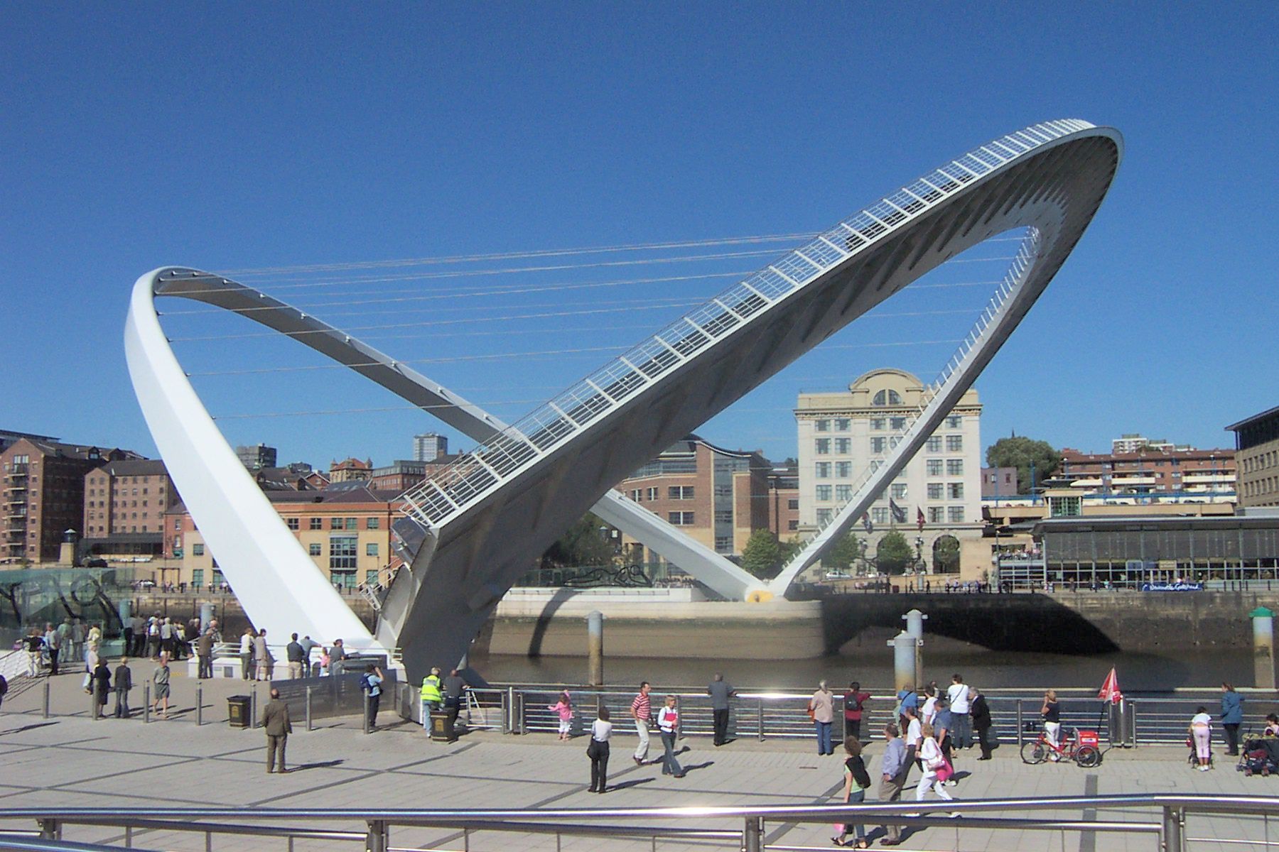Gateshead_millennium_bridge_open.jpg