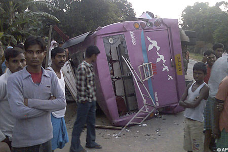 indiabuscrashAP_450x300.jpg