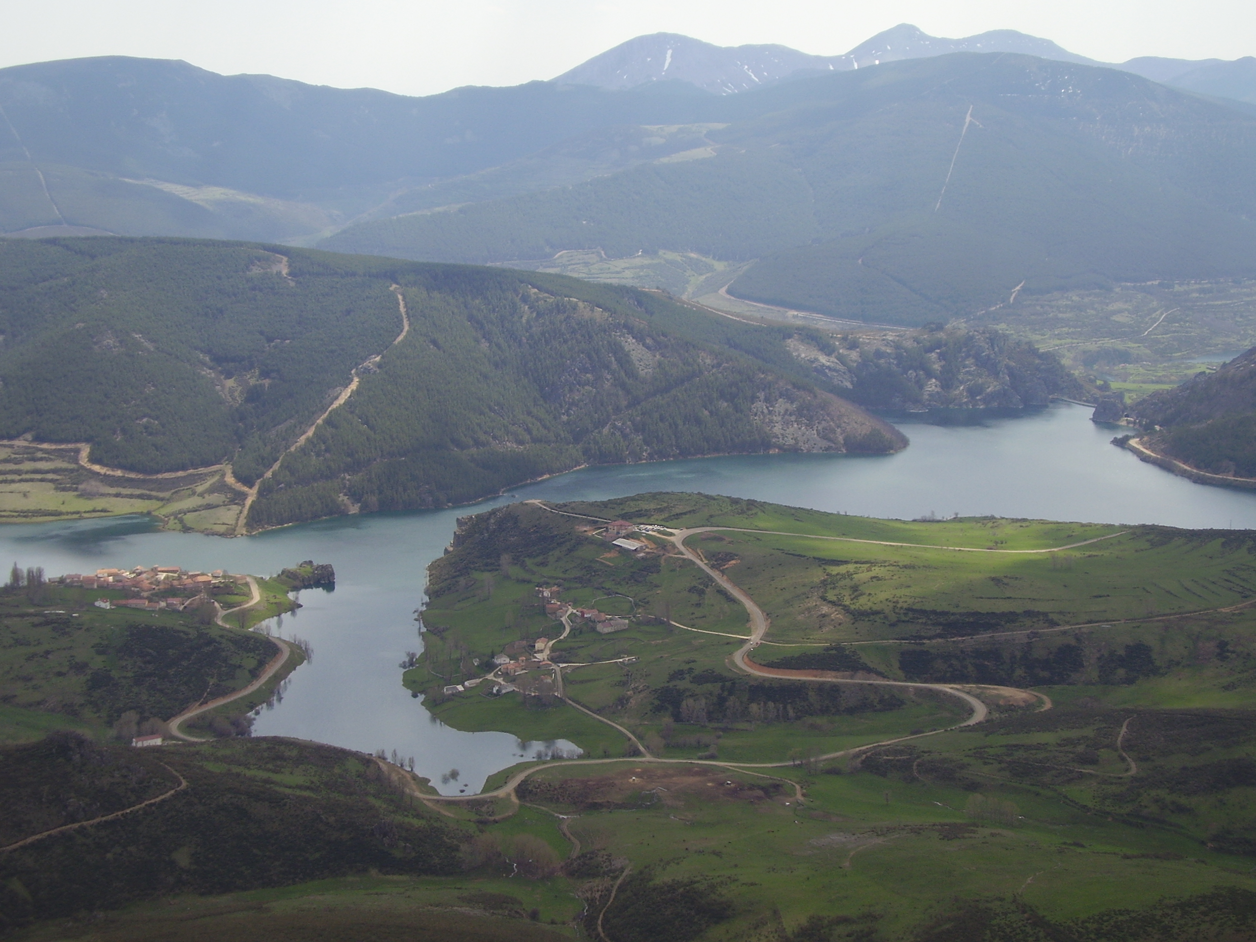 Embalse_de_Camporredondo.JPG