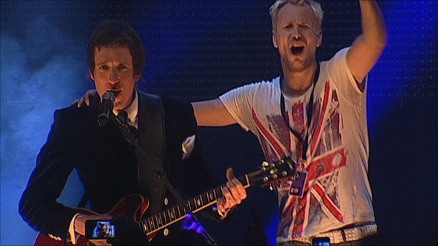 _64826519_mmspotywigginsplaysguitaronstage.jpg