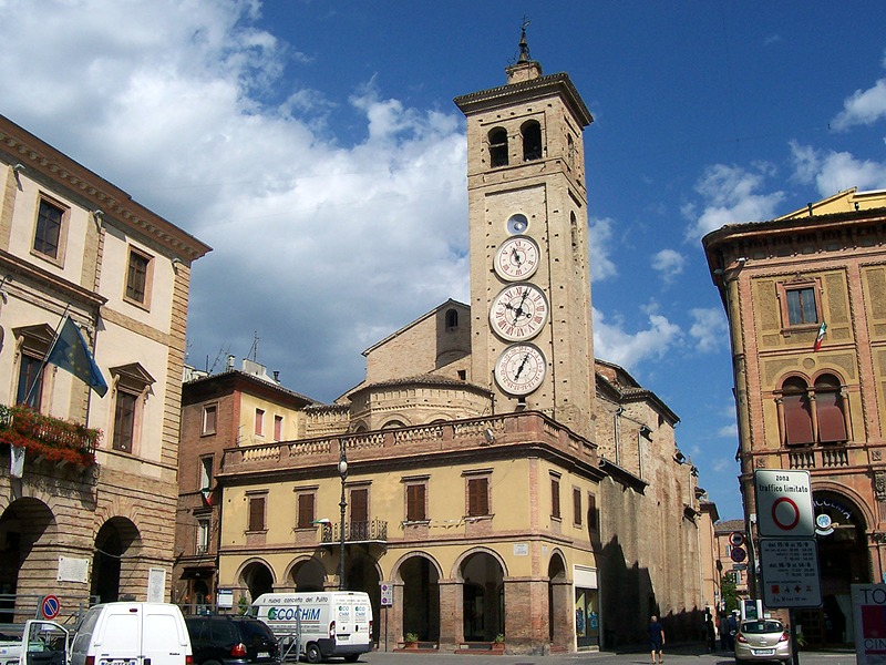 Tolentino_Torre_Orologio.jpg