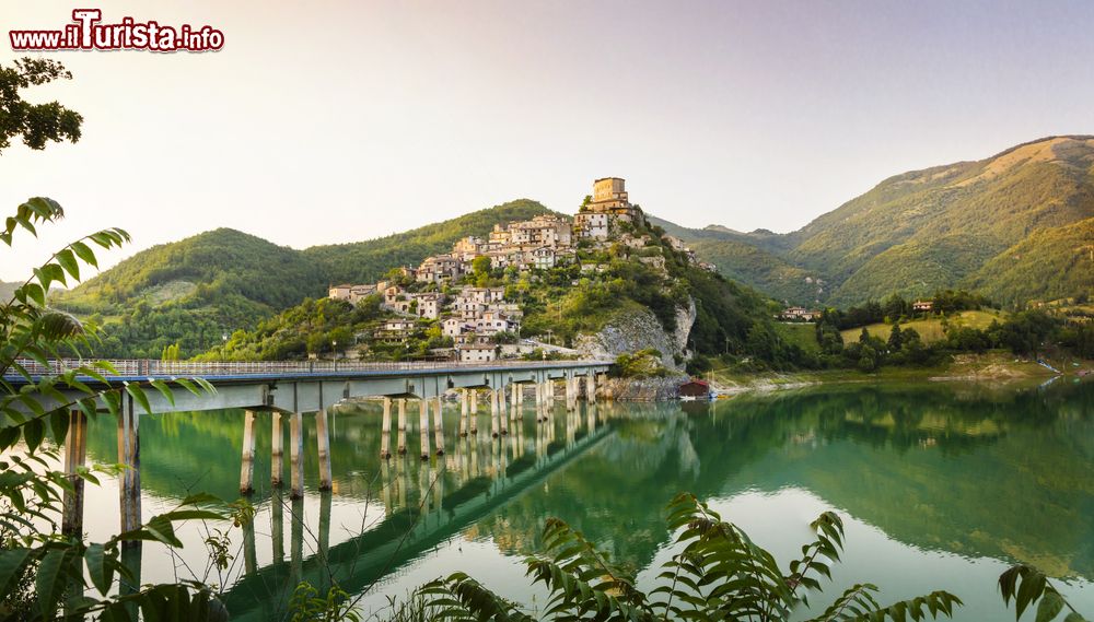 il_borgo_di_castel_di_tora_e_il_lago_turano_lazio.jpg