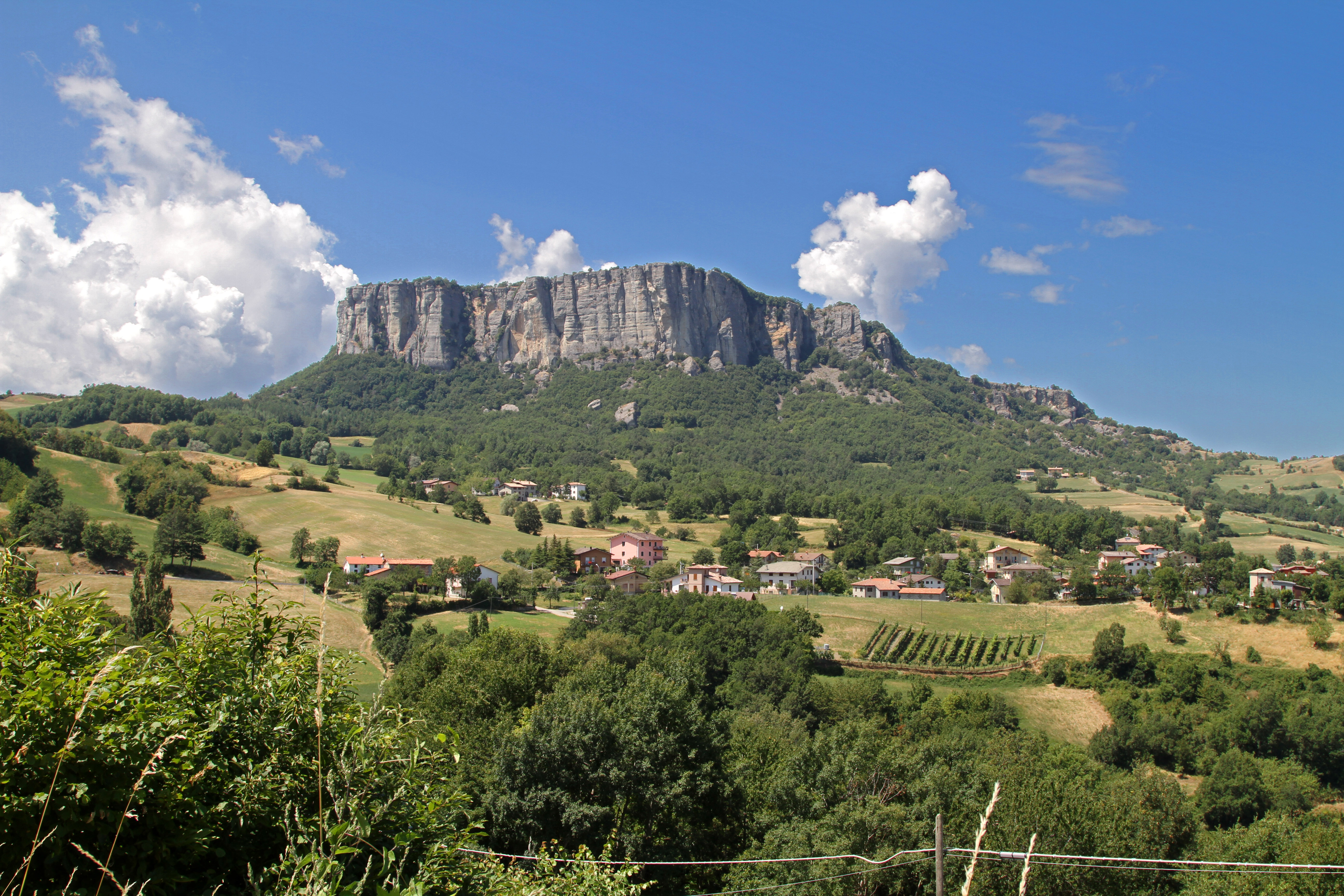 Pietra_di_Bismantova_-_panoramio_%283%29.jpg
