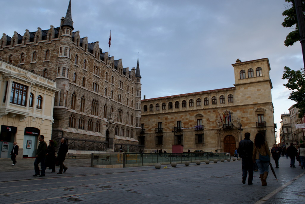 Palacio_de_los_Guzmanes_y_Casa_Botines.JPG