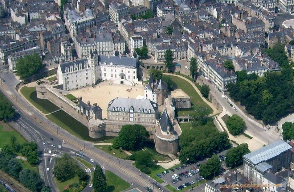Nantes_a%C3%A9rien_ch%C3%A2teau3.jpg