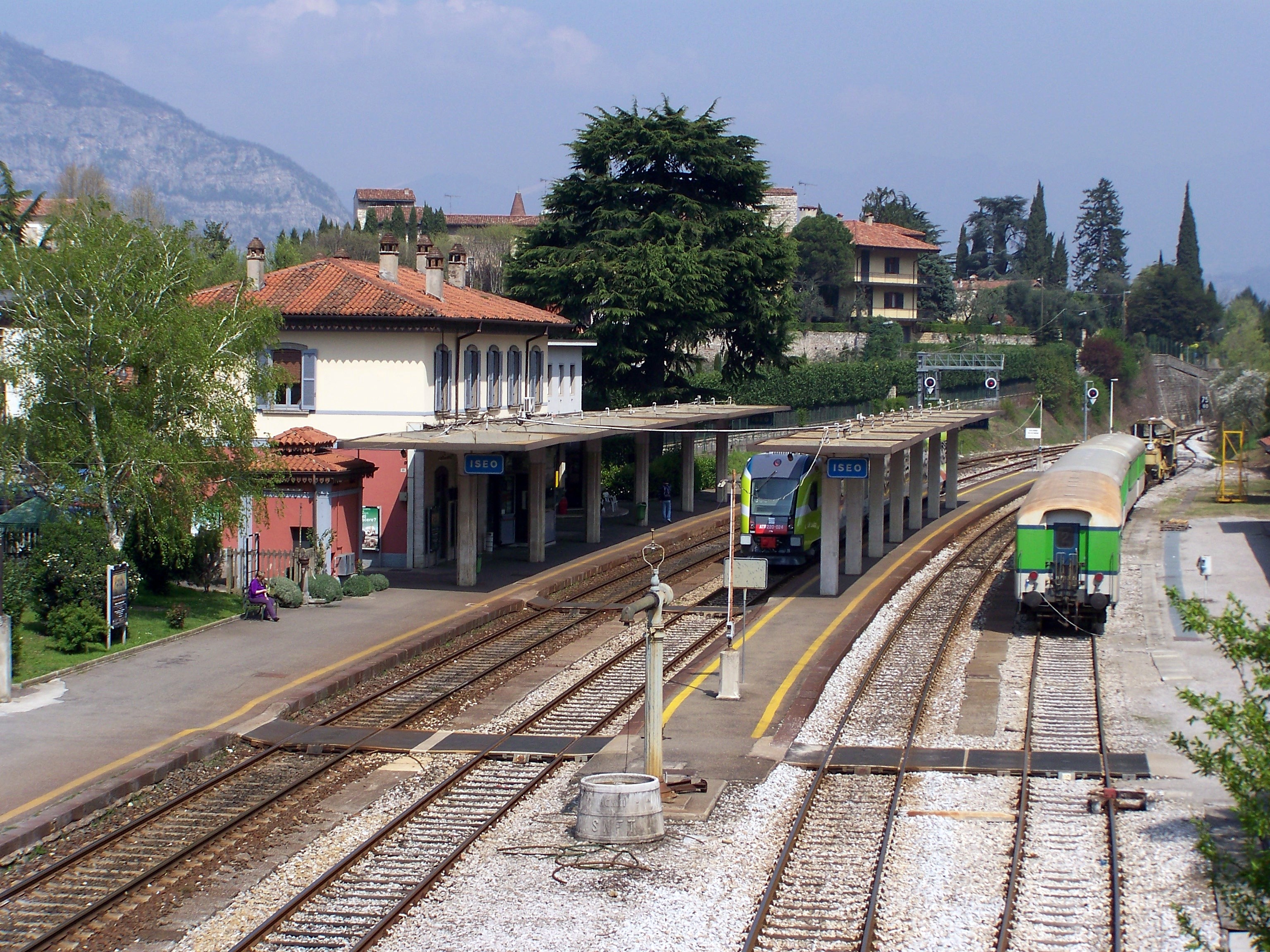Stazione_di_Iseo_Piazzale_binari_20090409.jpg