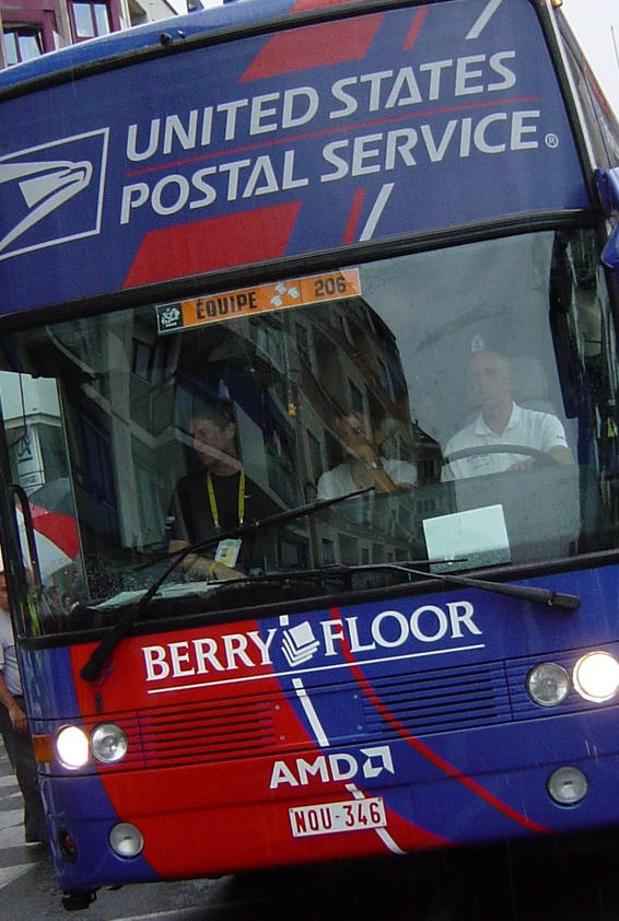 tdf-2004-lance-in-the-bus.jpg