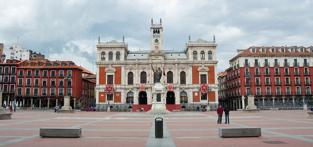 1024px-Ayuntamiento_de_la_ciudad_en_la_Plaza_Mayor_de_Valladolid.jpg