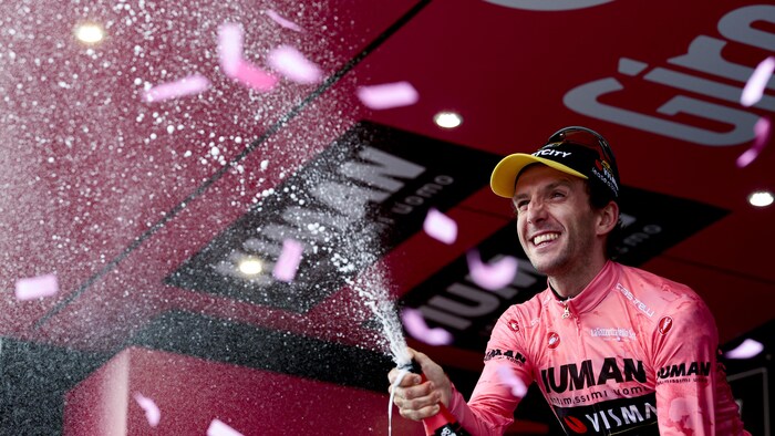 giro-simon-yates-rose-2025.jpg