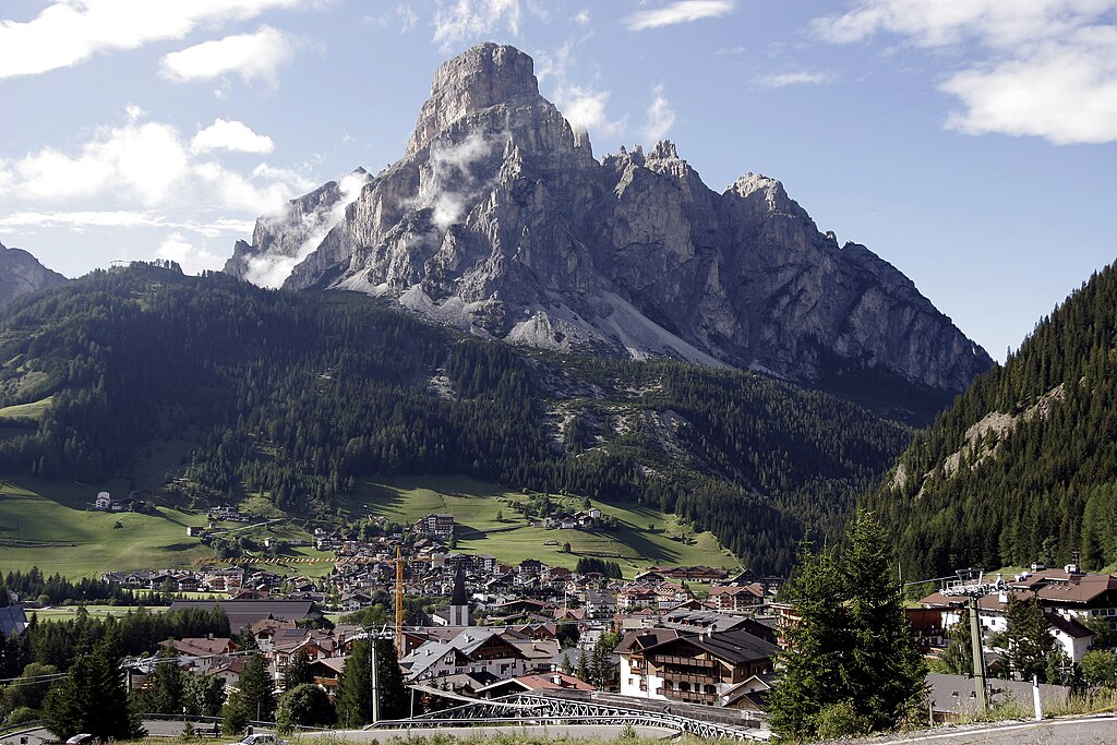 1024px-Corvara_01.jpg