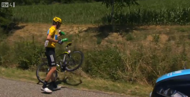 wiggins-throwing-his-bike-on-the-tdf.png