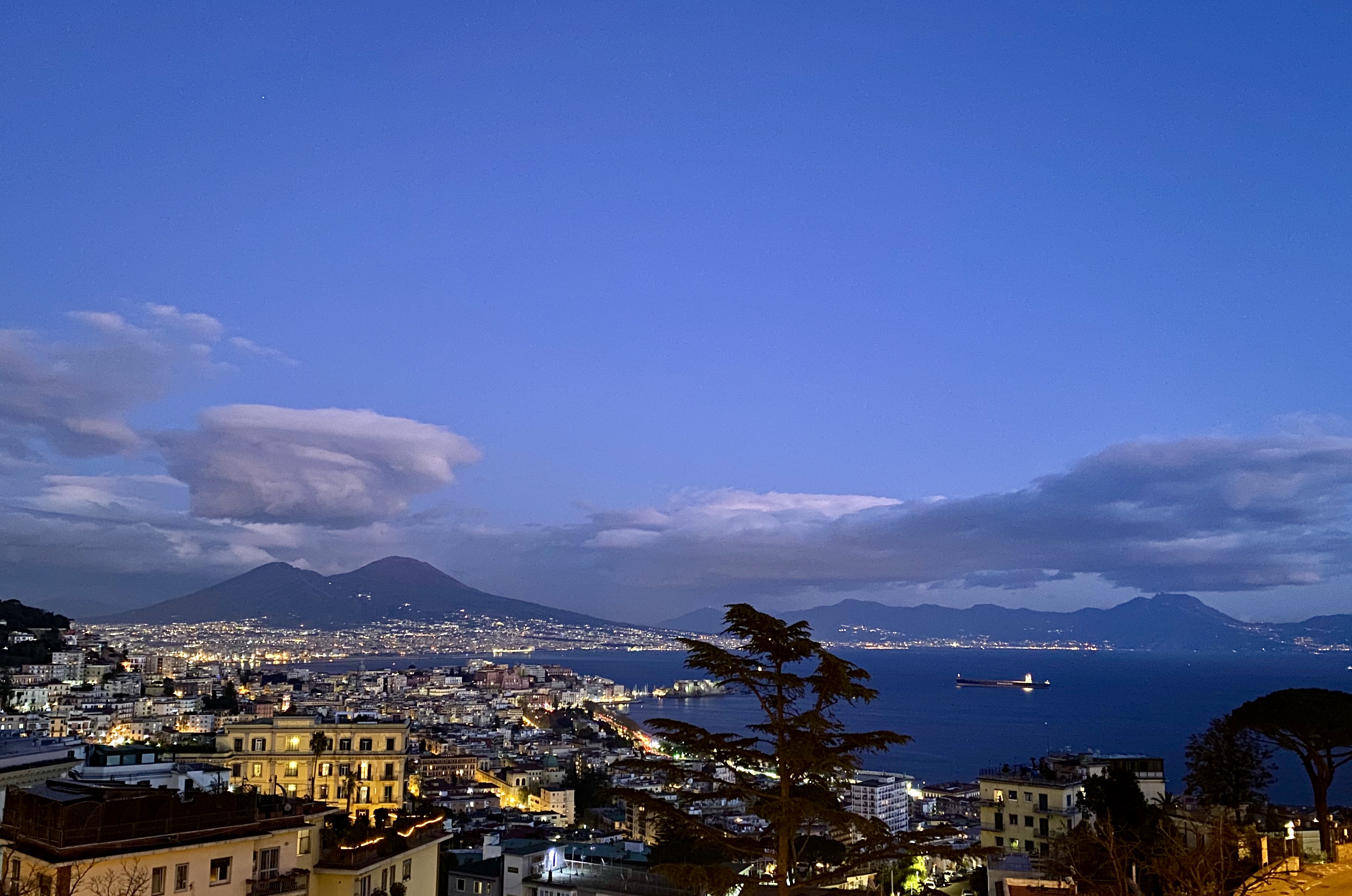 Napoli_by_night.jpg