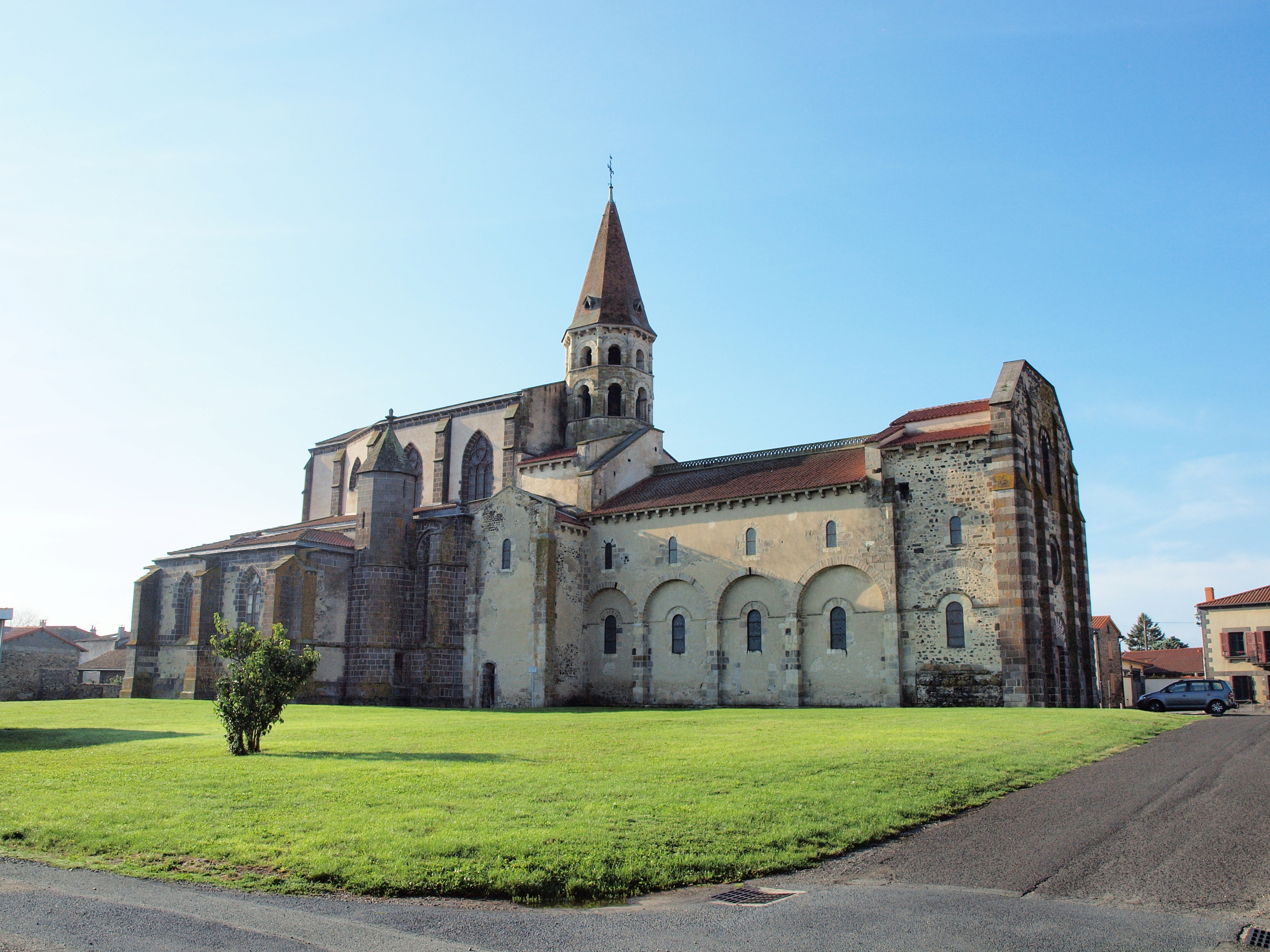 Ennezat-FR-63-collegiale-a6.jpg