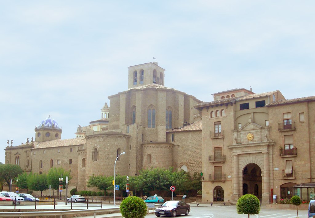 1024px-Catedral_i_portal_del_Pont_a_Solsona.jpg