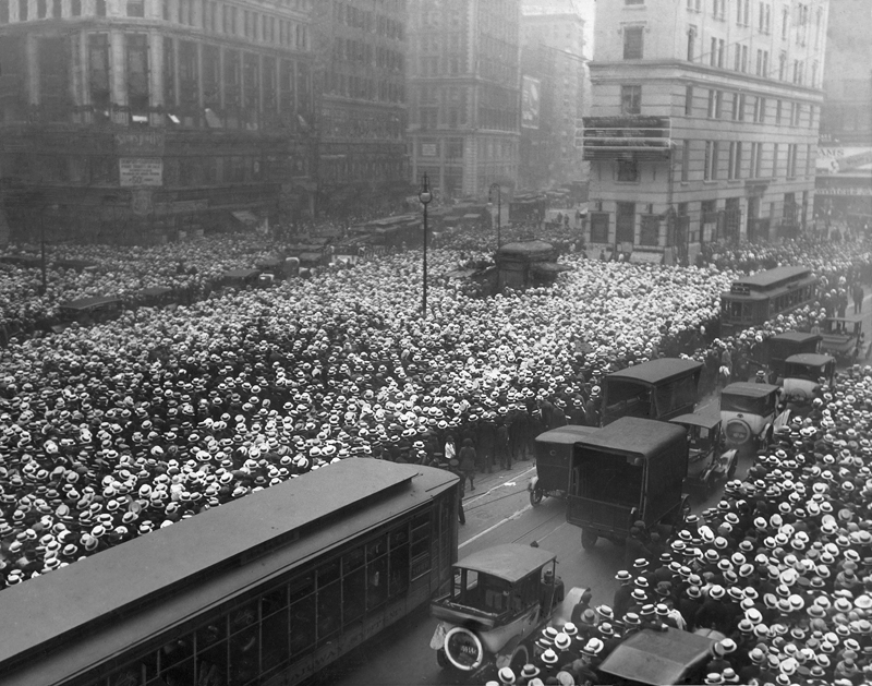 Crowd_awaits_news_of_Dempsey_-_Carpentier.JPG