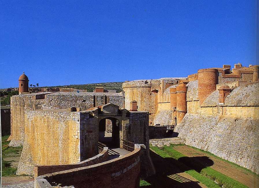 Fortress_of_Salses_%28Roussillon%29.jpg