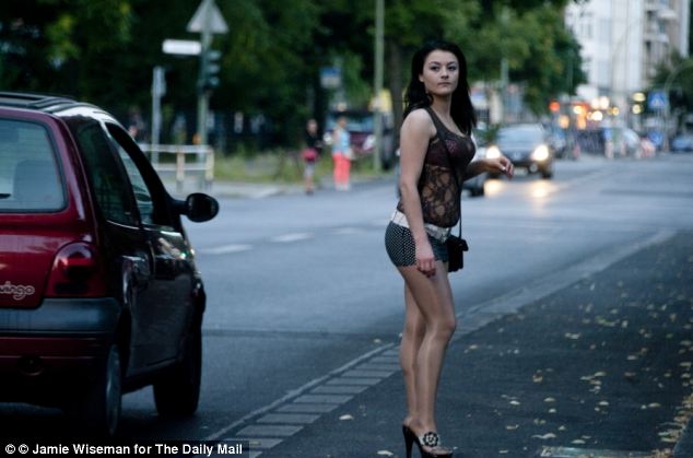 article-2466417-18D73EE000000578-402_634x419.jpg