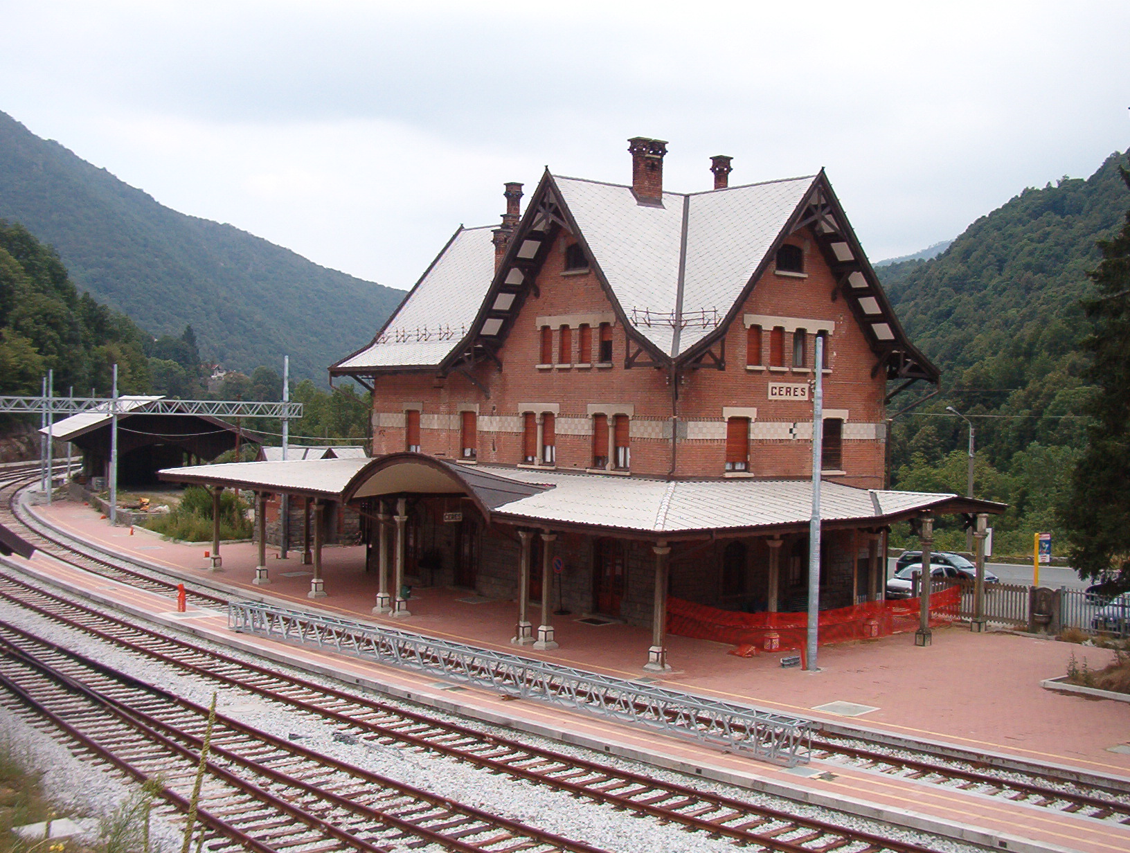 Stazione_ferroviaria_Ceres.JPG