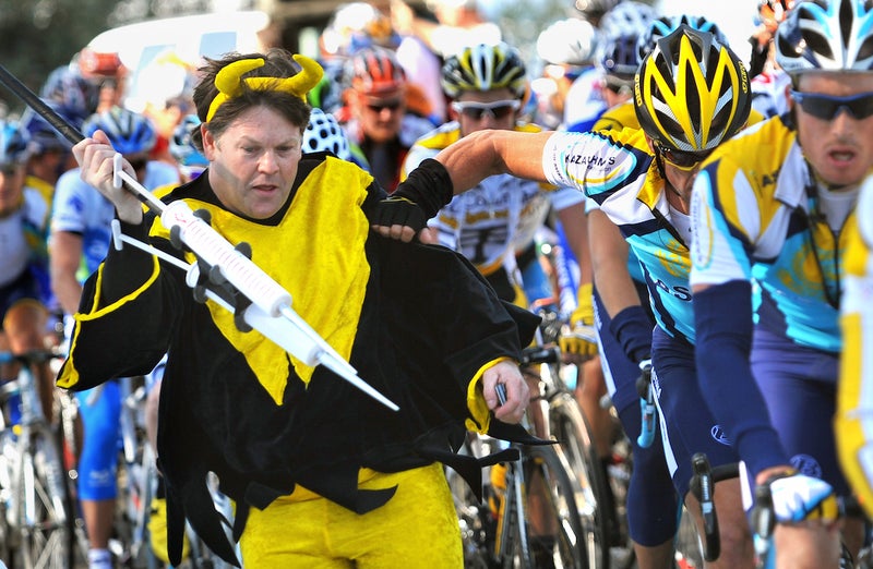 LanceArmstrongFanShove-800x522.jpg