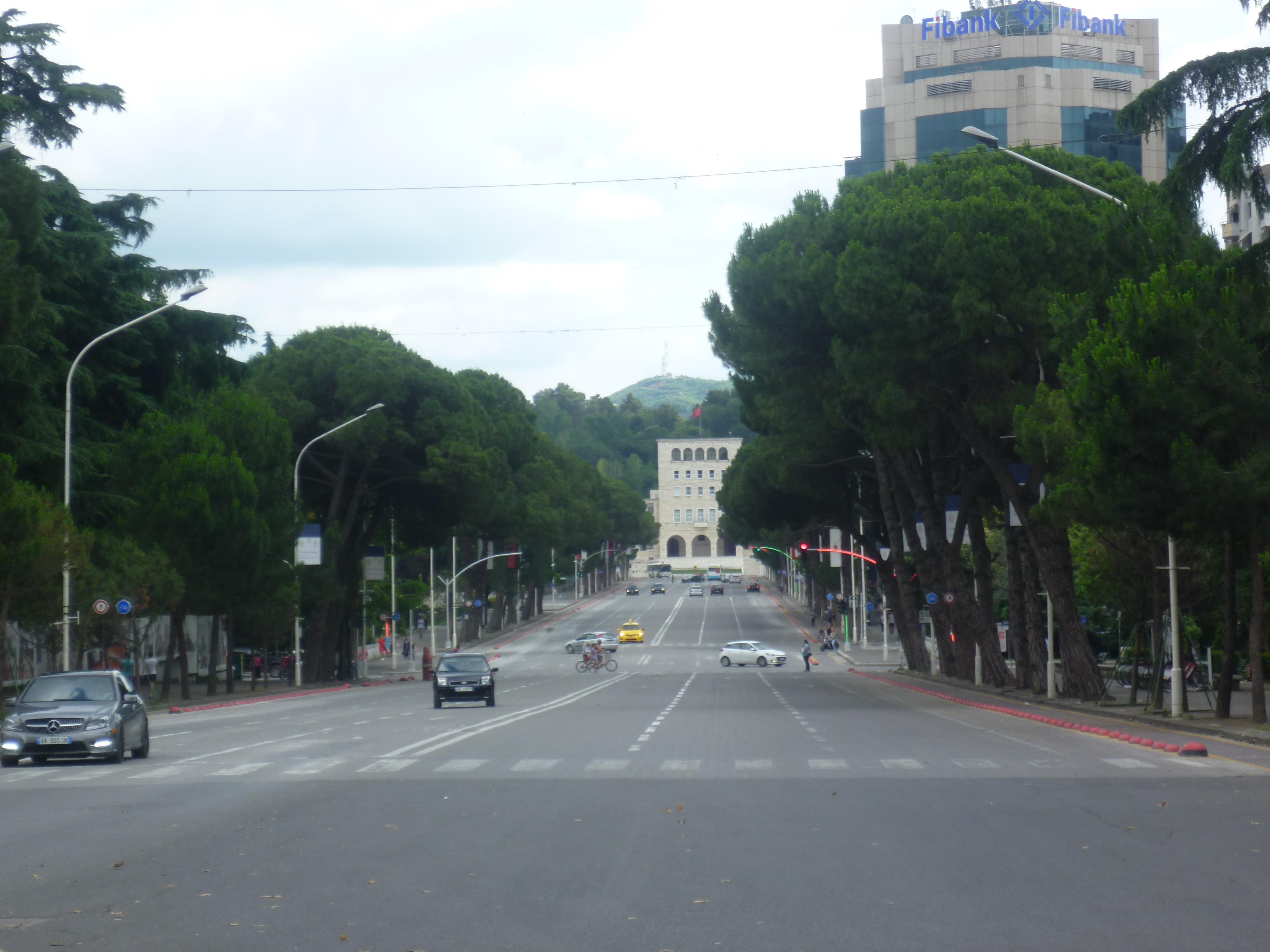 Boulevard_D%C3%ABshmor%C3%ABt_Tirana.jpg