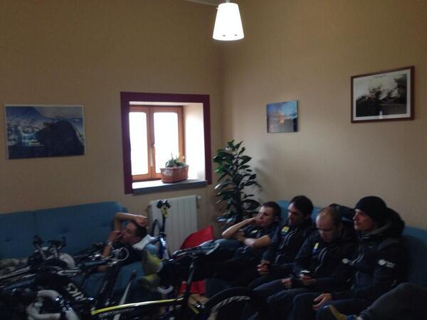 BkodEmsCQAA3VFv.jpg:medium